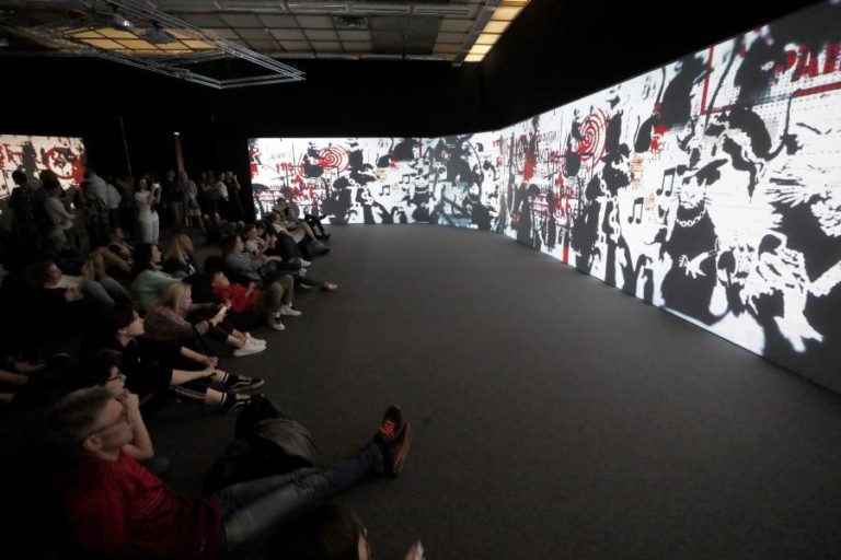 EXPOSIÇÃO QUE REÚNE MAIS DE CEM OBRAS DE BANKSY INAUGURADA EM MOSCOVO