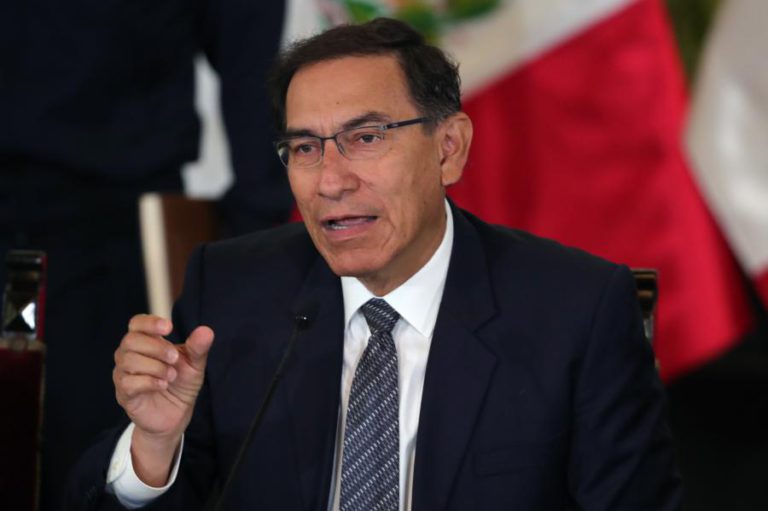 PRESIDENTE DO PERU GARANTE PROTEGER MONTANHA DAS SETE CORES DA EXPLORAÇÃO MINEIRA