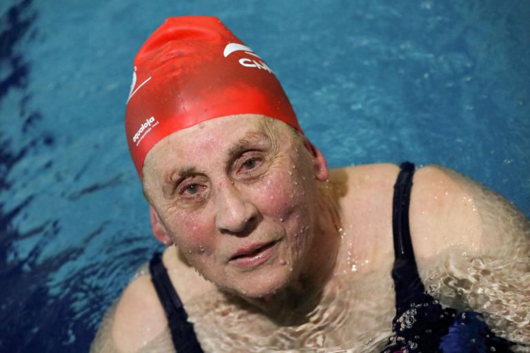 ALICE QUINTELA APRENDEU A NADAR COM 51 ANOS E SOMA RECORDES HOJE AOS 80