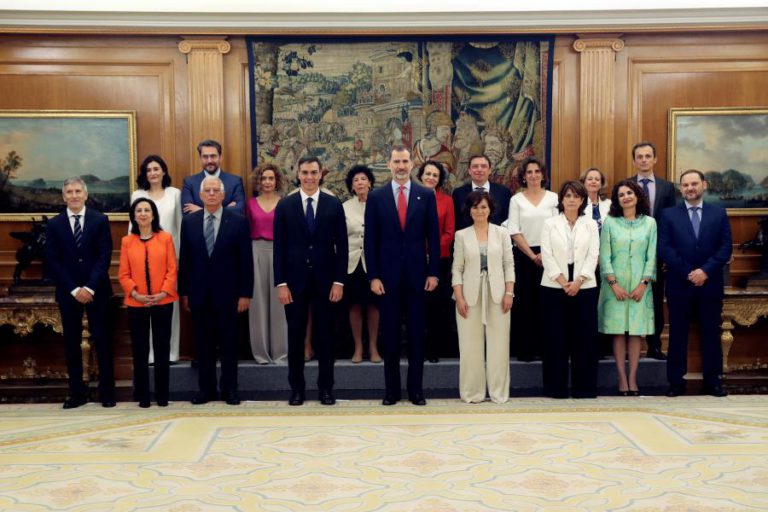 NOVO GOVERNO ESPANHOL TOMA POSSE