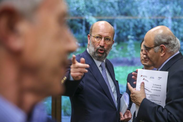 NOVAS TAXAS SOBRE O PLÁSTICO EM DOIS OU TRÊS ANOS, ADMITE MINISTRO AMBIENTE