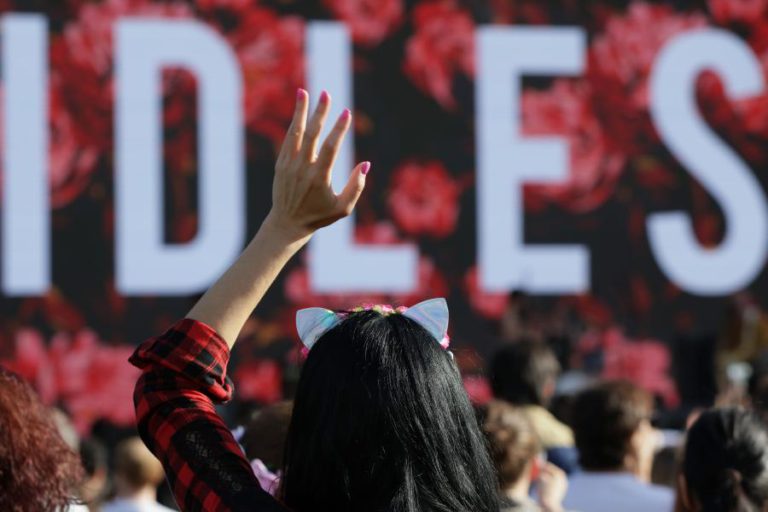 SOL VENCE CHUVA E ILUMINA 2.º DIA DO FESTIVAL PRIMAVERASOUND COM DESTAQUE PARA IDLES