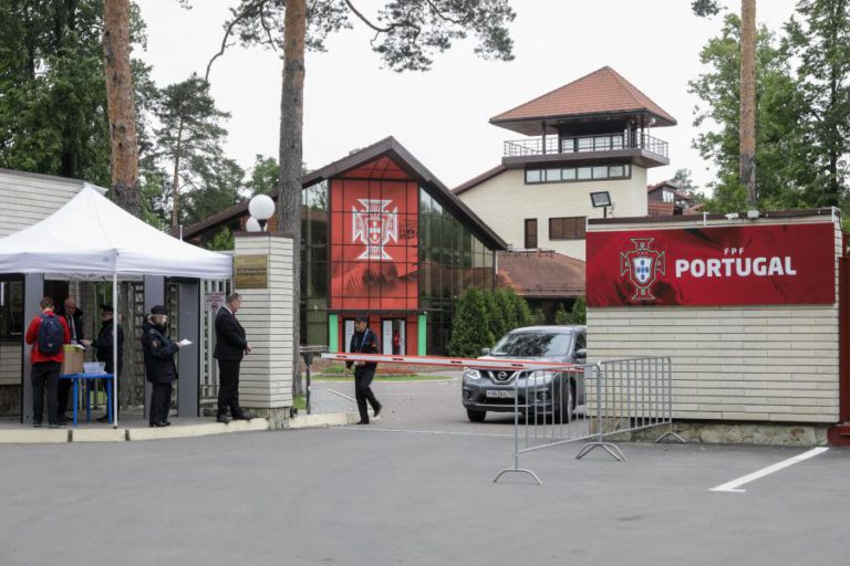 SELEÇÃO DE PORTUGAL ENCONTRA AREJADA FORTALEZA EM KRATOVO