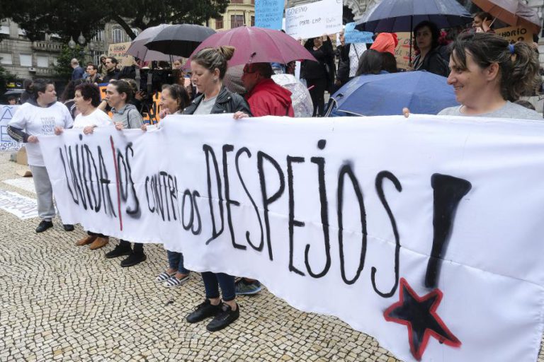 DEZENAS DE MANIFESTANTES DENUNCIAM DESPEJOS EM BAIRROS CAMÁRIOS DO PORTO