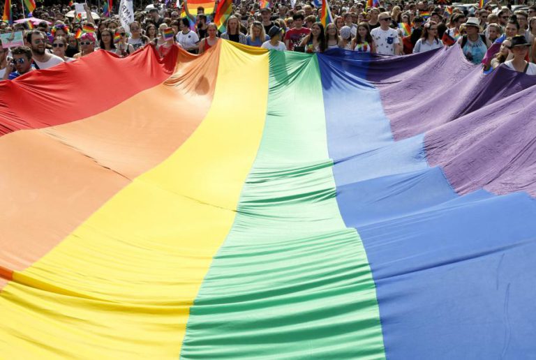 SUPREMO TRIBUNAL POLACO DECIDE CONTRA FUNCIONÁRIO QUE RECUSOU IMPRIMIR CARTAZES LGBT