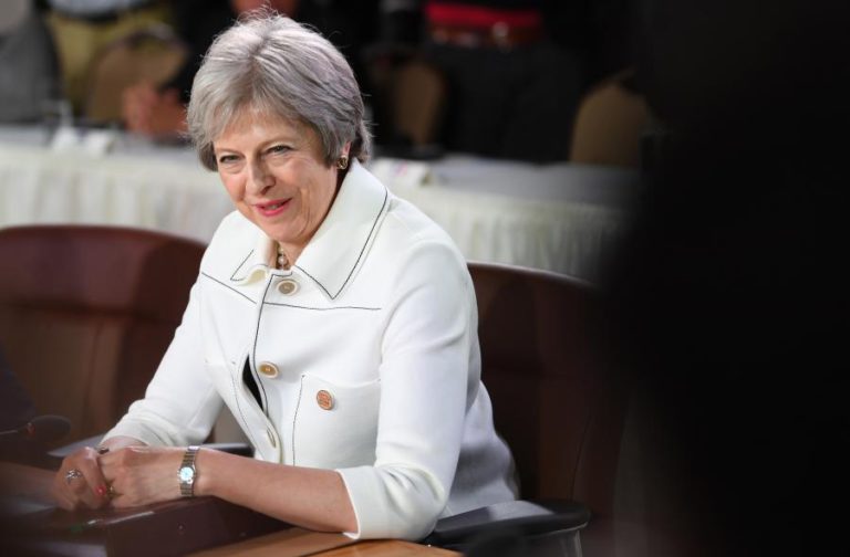 MAY DEFENDE “DIÁLOGO CONSTRUTIVO” COM TRUMP APÓS CIMEIRA DO G7