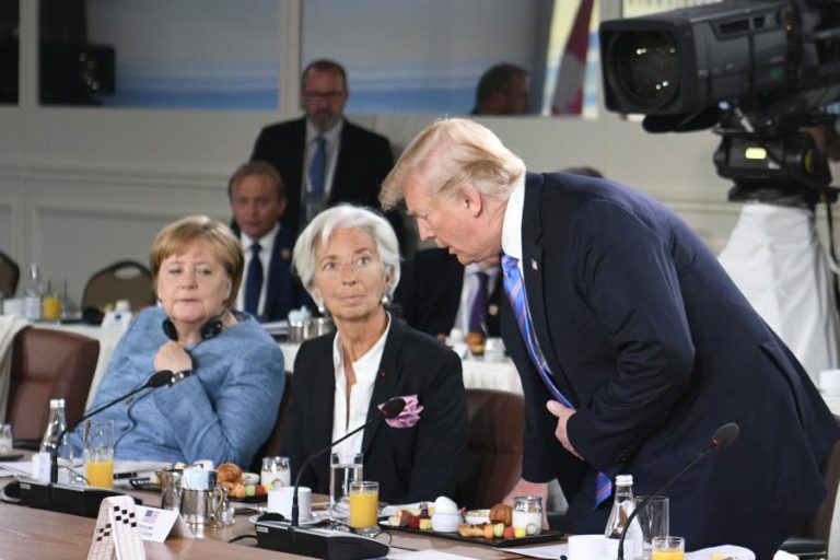 TRUMP AVISA QUE SERÁ “UM ERRO” RETALIAR A TAXAS À IMPORTAÇÃO DE AÇO E ALUMÍNIO