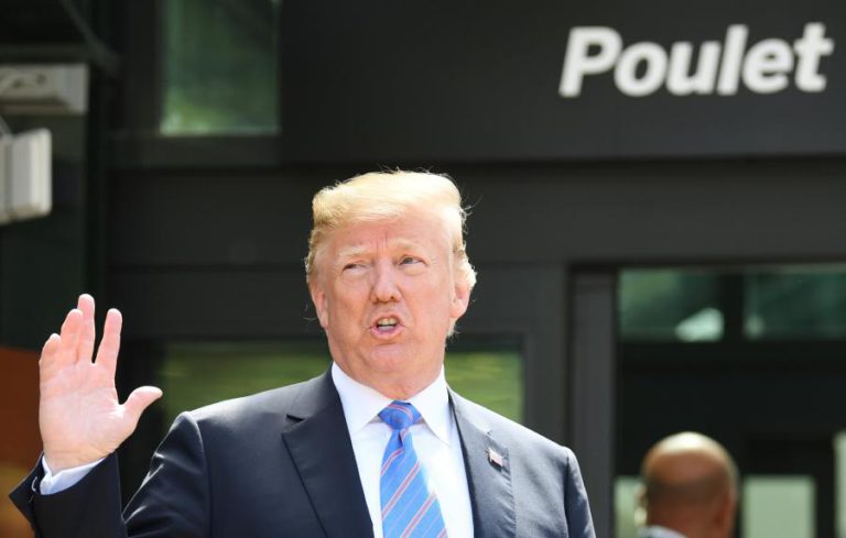 TRUMP ARRASA RESTAURANTE QUE EXPULSOU A SUA ASSESSORA DE IMPRENSA