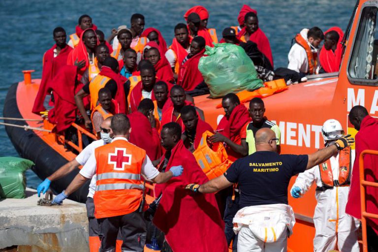 OUTRO NAVIO, COM 790 PESSOAS, ESPERA PERMISSÃO PARA APORTAR EM ITÁLIA