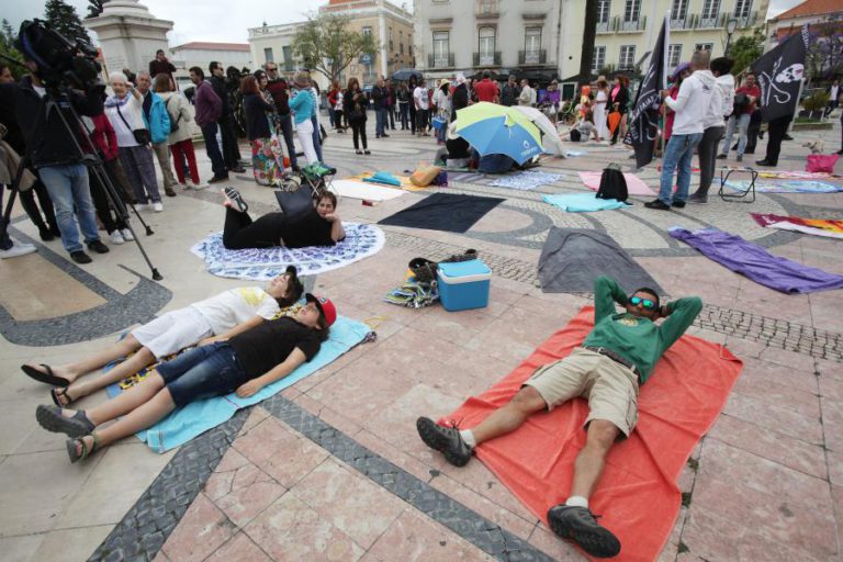 MAIS DE 100 PESSOAS FAZEM “PRAIA” EM SETÚBAL CONTRA O PROGRAMA “ARRÁBIDA SEM CARROS”