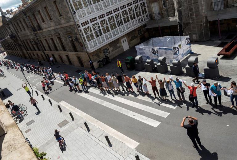 INDEPENDENTISTAS FORMAM CORDÃO HUMANO DE 200KM NO PAÍS BASCO PARA EXIGIR REFERENDO