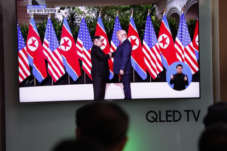 EUA/COREIA DO NORTE: CIMEIRA HISTÓRICA COMEÇOU COM APERTO DE MÃO ENTRE TRUMP E KIM