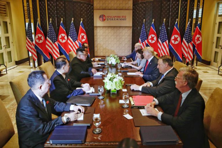 EUA/COREIA DO NORTE: ENCONTRO A SÓS ENTRE TRUMP E KIM DÁ LUGAR A REUNIÃO ALARGADA