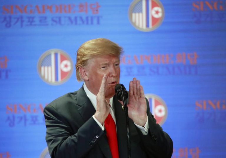 TRUMP CONFUNDE REPUBLICANOS E DIZ QUE NÃO ASSINA VERSÃO MODERADA DA LEI SOBRE IMIGRAÇÃO