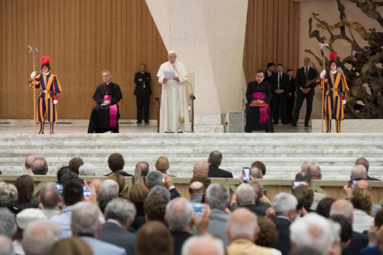 PAPA COMPARA ALGUNS ABORTOS A UM EUGENISMO DE “LUVAS BRANCAS”