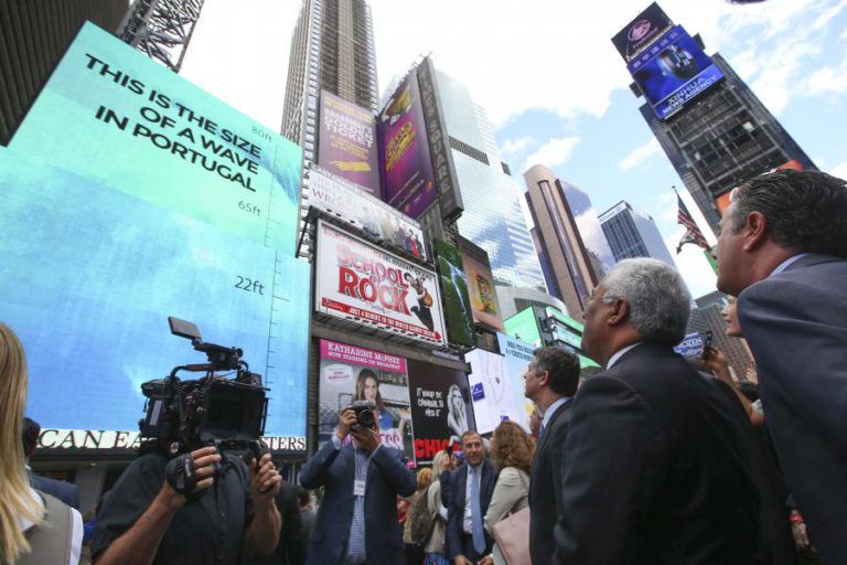 COSTA, MCNAMARA E KOXA LANÇAM PAINEL DA ONDA GIGANTE DA NAZARÉ EM TIMES SQUARE