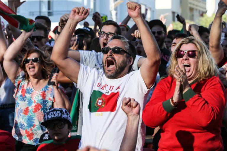 MAIS DE 2.000 ADEPTOS EM PORTIMÃO VIVERAM MONTANHA RUSSA DE EMOÇÕES DURANTE JOGO DE PORTUGAL