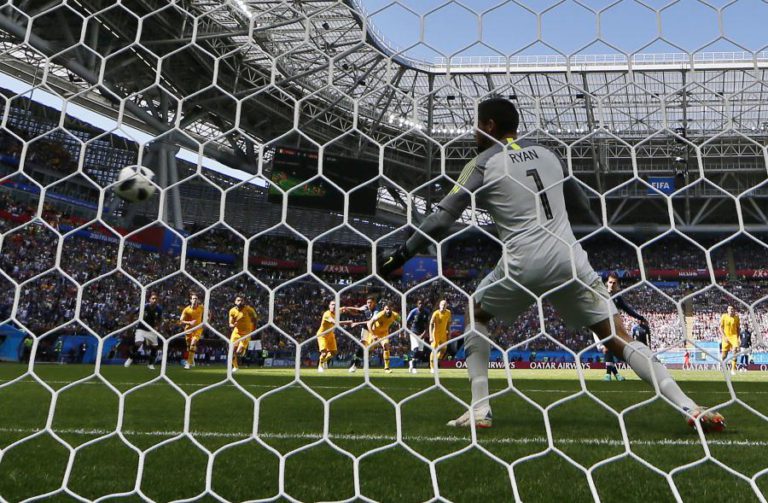 PENÁLTI ASSINALADO A FAVOR DA FRANÇA É PRIMEIRA DECISÃO REVERTIDA PELO VAR NO MUNDIAL2018