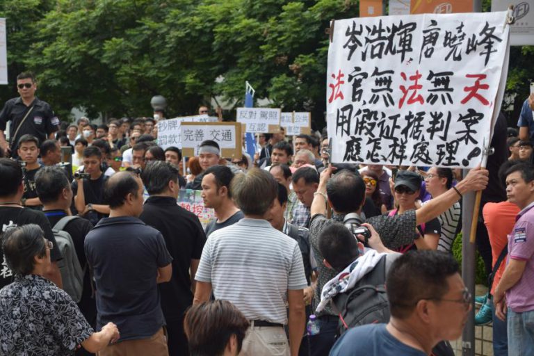 CENTENAS DE PESSOAS NAS RUAS DE MACAU CONTRA AUMENTO DAS MULTAS DE ESTACIONAMENTO
