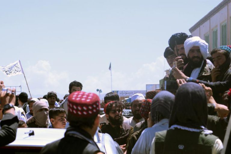 PELO MENOS 25 PESSOAS MORRERAM E 54 FICARAM FERIDAS EM ATENTADO NO AFEGANISTÃO