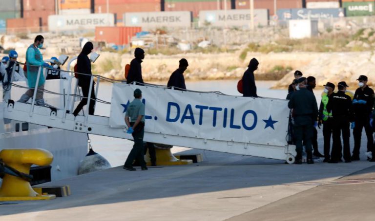 PRIMEIROS MIGRANTES A CHEGAR AO PORTO DE VALÊNCIA TÊM MAIS PATOLOGIAS QUE O ESPERADO