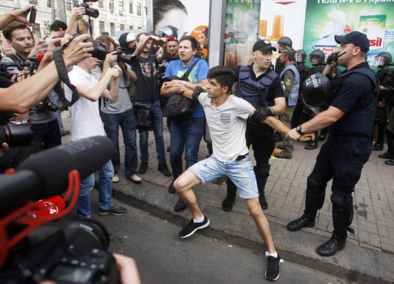 DETIDOS 56 MILITANTES DA EXTREMA DIREITA NA UCRÂNIA POR ATACAREM DESFILE GAY