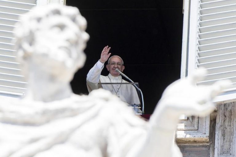 PAPA ENCORAJA PAÍSES A CONTINUAREM NEGOCIAÇÕES PARA PACTO GLOBAL SOBRE REFUGIADOS