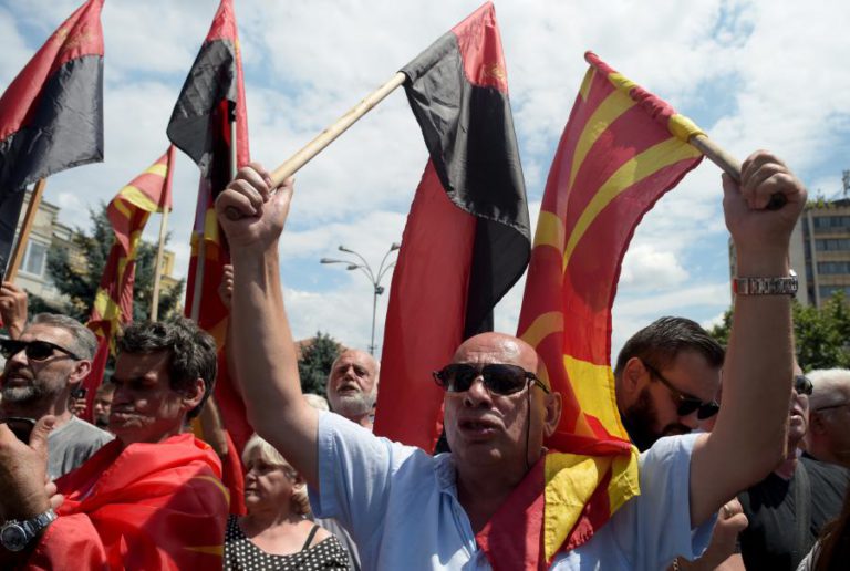 MILHARES DE PESSOAS MANIFESTAM-SE NA MACEDÓNIA CONTRA ACORDO SOBRE NOVO NOME PARA O PAÍS