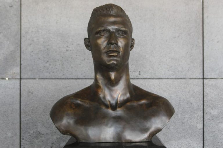 BUSTO POLÉMICO DE CRISTIANO RONALDO NO AEROPORTO DA MADEIRA FOI SUBSTITUÍDO