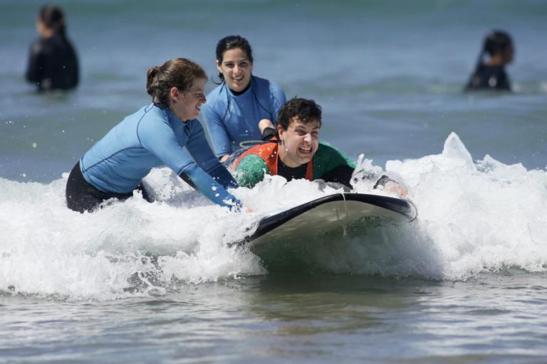 ALUNOS QUE COMBATEM INSUCESSO ESCOLAR ENSINAM SURF A PORTADORES DE DEFICIÊNCIA