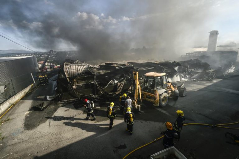 INCÊNDIO EM FÁBRICA DE CONGELADOS EM VISEU DOMINADO ÀS 10:09