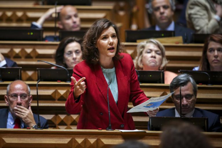 ASSUNÇÃO CRISTAS LAMENTA FALTA DE CONCLUSÕES DO MINISTÉRIO PÚBLICO SOBRE TANCOS