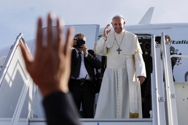 PAPA INSTA CARDEAIS A SERVIR OS VULNERÁVEIS E A “NÃO SE SENTIREM SUPERIORES A NINGUÉM”
