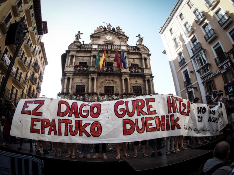 ESPANHÓIS INDIGNADOS COM SAÍDA DA PRISÃO DE “A MANADA”