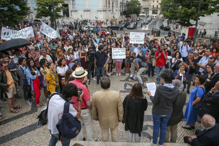 MAIS DE 200 PESSOAS MANIFESTAM-SE INDIGNADAS COM POLÍTICA DE IMIGRAÇÃO DOS EUA