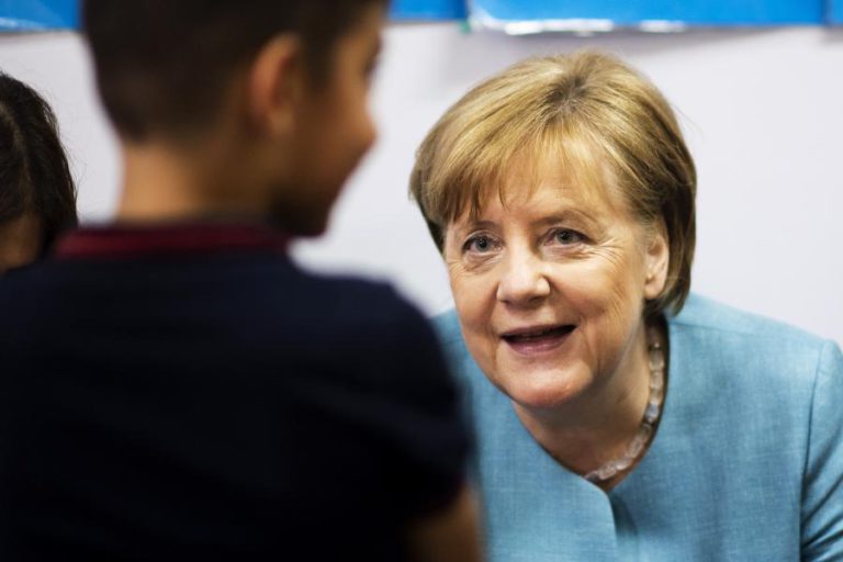 MERKEL DEFENDE REGRESSO DE REFUGIADOS À SÍRIA COORDENADO PELA ONU