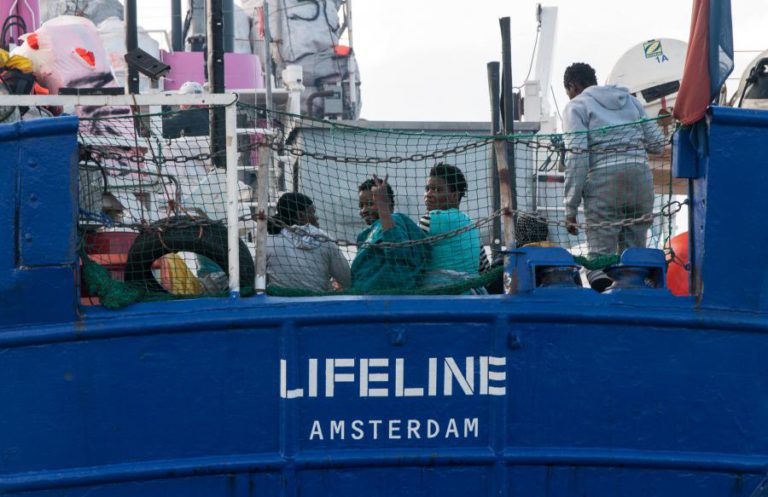 SITUAÇÃO DOS PASSAGEIROS A BORDO DO LIFELINE AGRAVA-SE DEVIDO AO MAU TEMPO