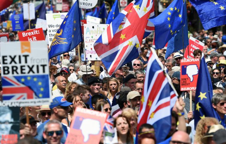 MILHARES DE MANIFESTANTES EM LONDRES PEDEM SEGUNDO REFERENDO AO ‘BREXIT’