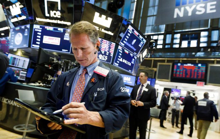 BOLSA DE NOVA IORQUE NEGOCEIA EM ALTA COM INVESTIDORES A REGRESSAREM AO MERCADO