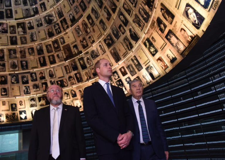 PRÍNCIPE WILLIAM INICIA VISITA A ISRAEL NO MUSEU DO HOLOCAUSTO
