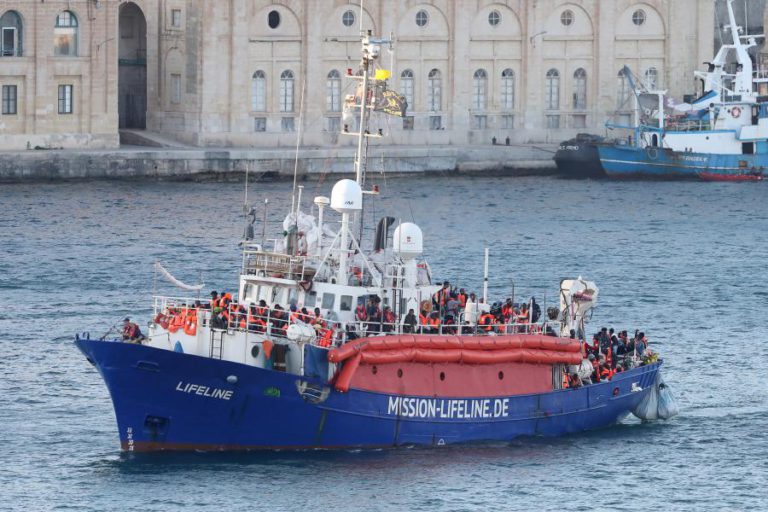 NAVIO DA ONG LIFELINE ESTÁ RETIDO EM MALTA E CAPITÃO FOI INTERROGADO