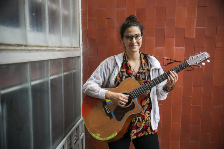 MARO E A FELICIDADE DAS PRIMEIRAS COISAS, EM ÁLBUM E NO PALCO