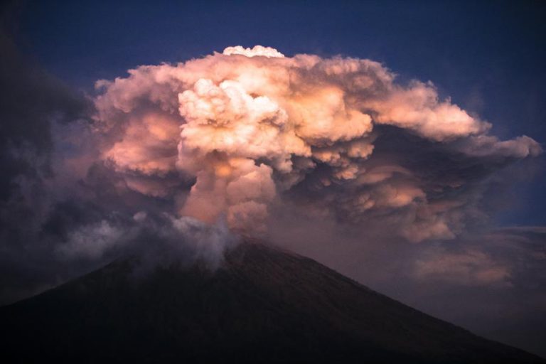 AEROPORTO DE BALI, INDONÉSIA, ENCERRADO TEMPORARIAMENTE DEVIDO A ERUPÇÃO VULCÂNICA