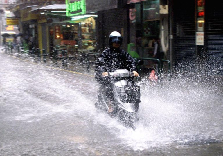MACAU AUMENTA NÚMERO DE ALERTAS À SUBIDA DO NÍVEL DAS ÁGUAS