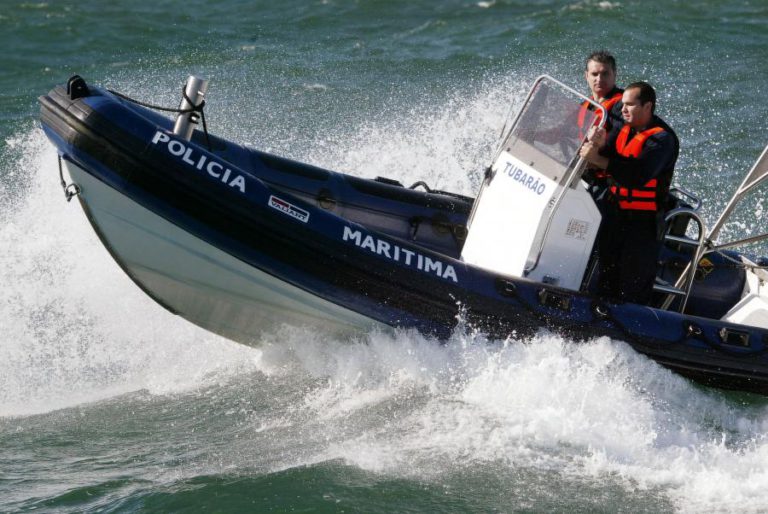 POLÍCIA MARÍTIMA EM MISSÃO NA GRÉCIA RESGATA 33 MIGRANTES