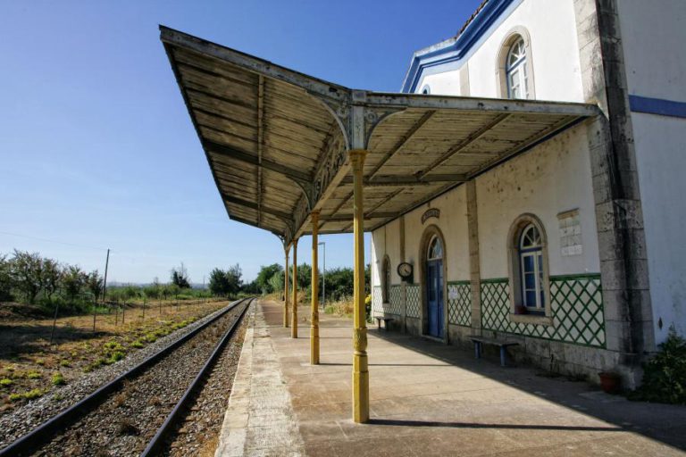 LINHA FERROVIÁRIA DO OESTE INTERROMPIDA APÓS ACIDENTE SEM FERIDOS