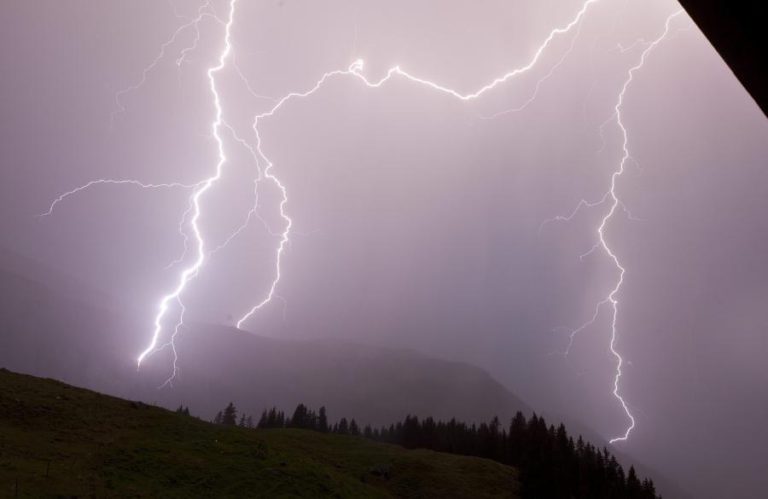 AVISO DE CHUVA E TROVOADA NO NORTE E AÇORES E PERIGO DE INCÊNDIO NO CENTRO E SUL