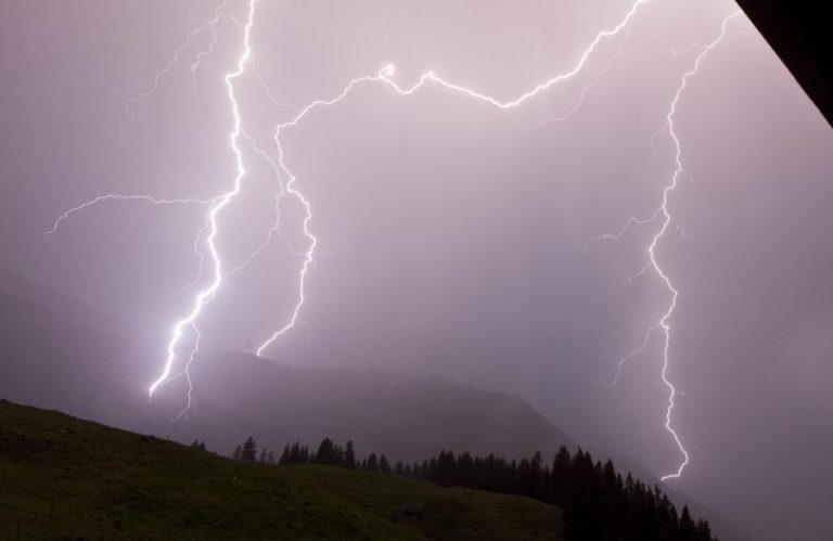 AVISO DE CHUVA E TROVOADA NO NORTE E AÇORES E PERIGO DE INCÊNDIO NO CENTRO E SUL