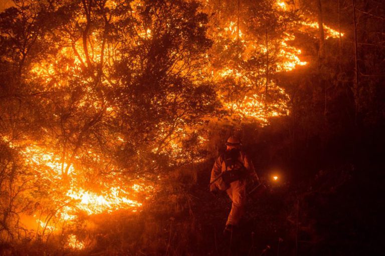 MAIS DE 100 CASAS DESTRUÍDAS POR INCÊNDIO NO COLORADO, ESTADOS UNIDOS