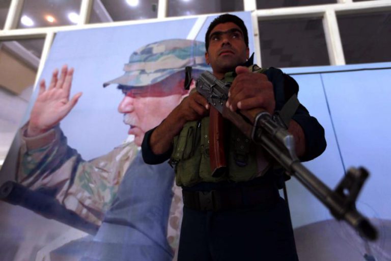 GENERAL DOSTUM, SENHOR DA GUERRA NO AFEGANISTÃO, VOLTOU A CABUL